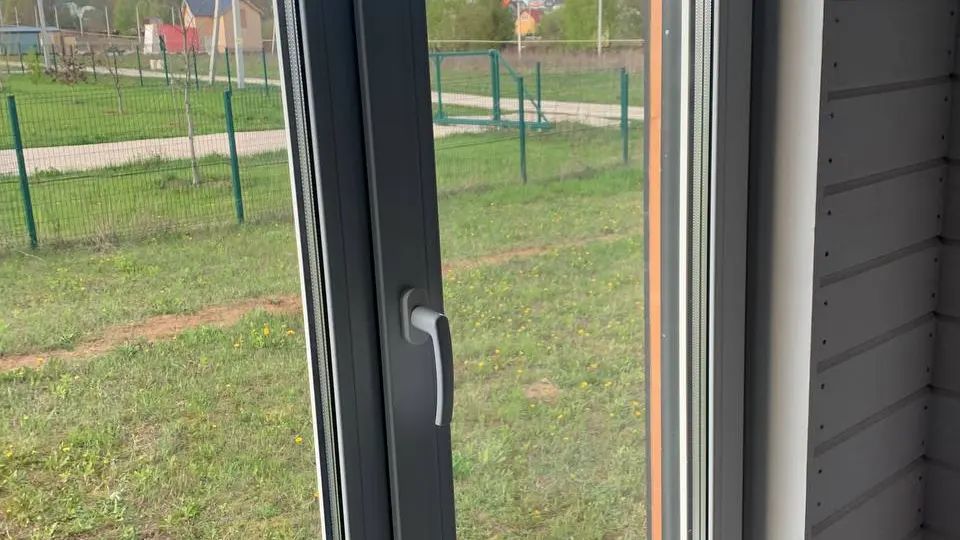 Откосы из строганной деревянной доски на окна в каркасном доме